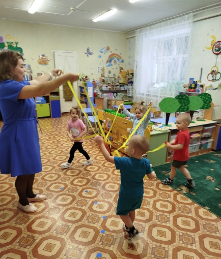 Смотрит солнышко в окошко.